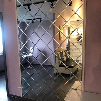 Проект Зеркальное панно в салоне, Москва, серебряная глянцевая плитка квадратной формы фото проекта